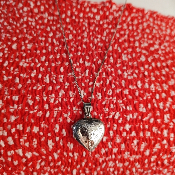 Jewelry - Vintage Sterling Silver Etched Heart Locket with 20" SS necklace